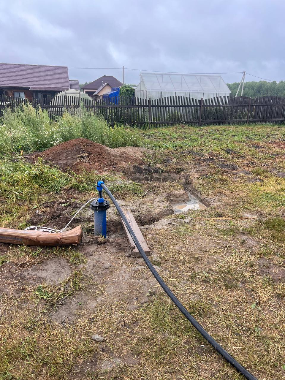 Почему падает уровень воды в скважине